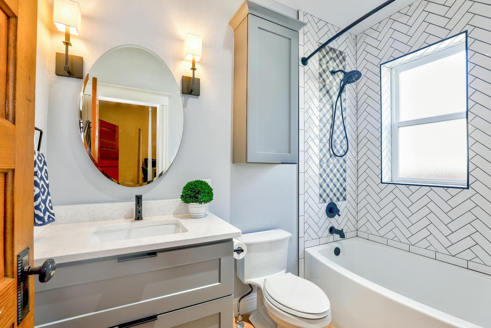Simple small bathroom ideas - A small bathroom with a cabinet.