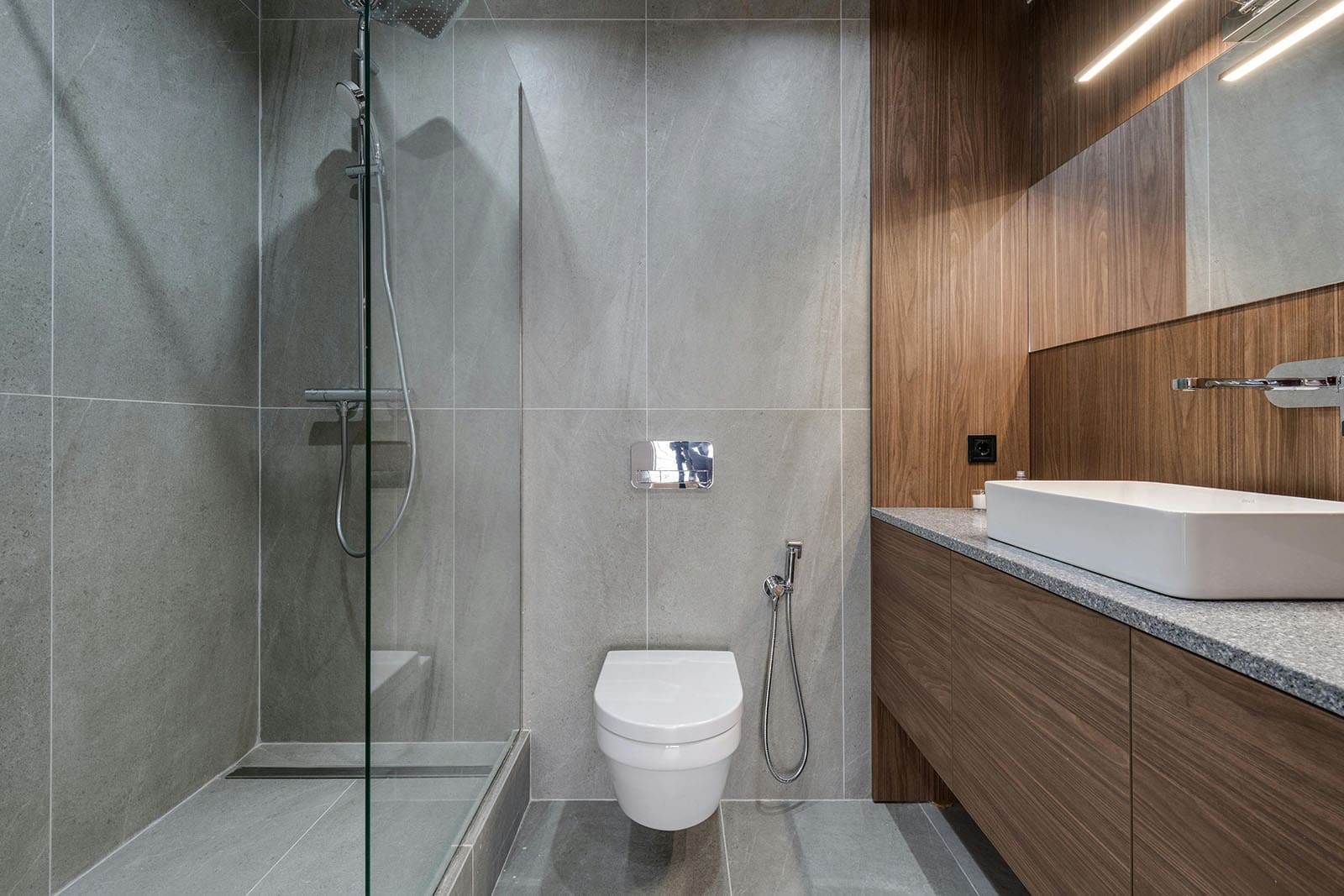 A picture of a modern small bathroom idea